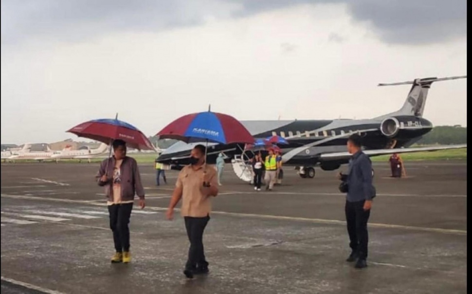 Beredar foto diduga Wali Kota Medan Bobby Nasution (kiri) dan istrinya, Kahiyang Ayu menggunakan jet pribadi. (ist/tangkap layar)