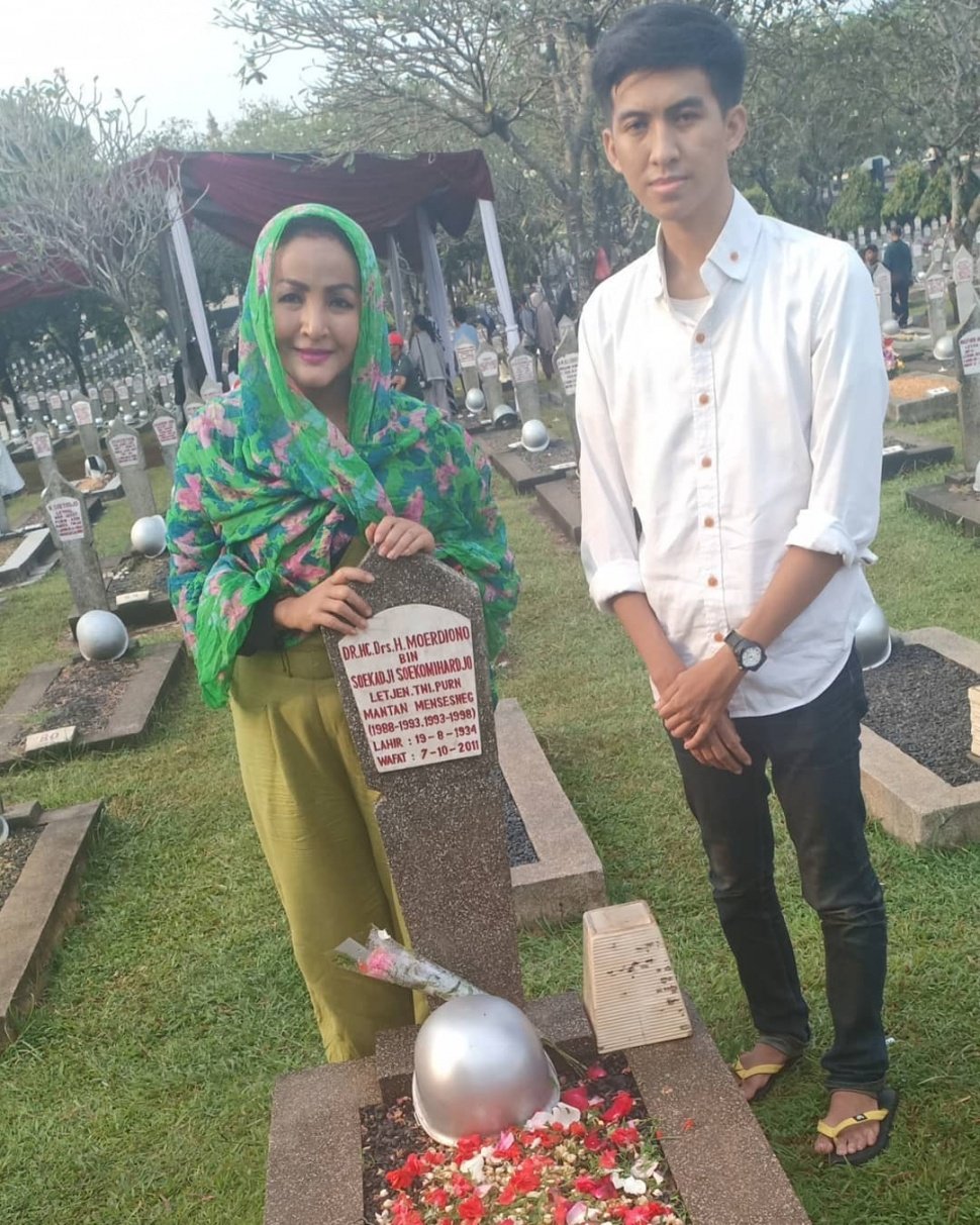 Muhammad Iqbal Ramadhan dan Machica Mochtar di makam eks Mensesneg Moerdiono. (Instagram/@machicamochtar70)