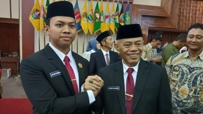 M Rizqi Iskandar Muda (kiri) bersama ayahanda, Iskandar Zulkarnain yang sama-sama baru saja dilantik sebagai anggota Dewan Perwakilan Rakyat Daerah (DPRD) Jawa Tengah, di Semarang, Selasa (3/9/2024). [ANTARA/Zuhdiar Laeis]