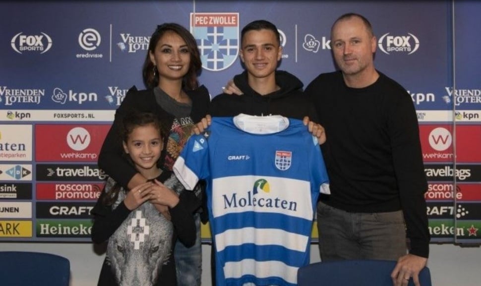 Eliano Reijnders saat direkrut PEC Zwolle ditemani ibu dan ayahnya. (Dok. PEC Zwolle)