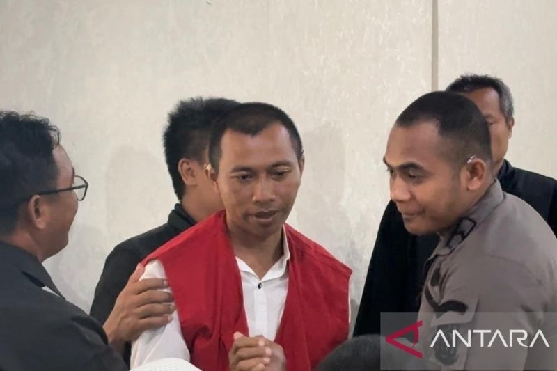 I Nyoman Sukena (38) menjalani persidangan di Pengadilan Negeri Denpasar, Bali. (ANTARA/Rolandus Nampu)