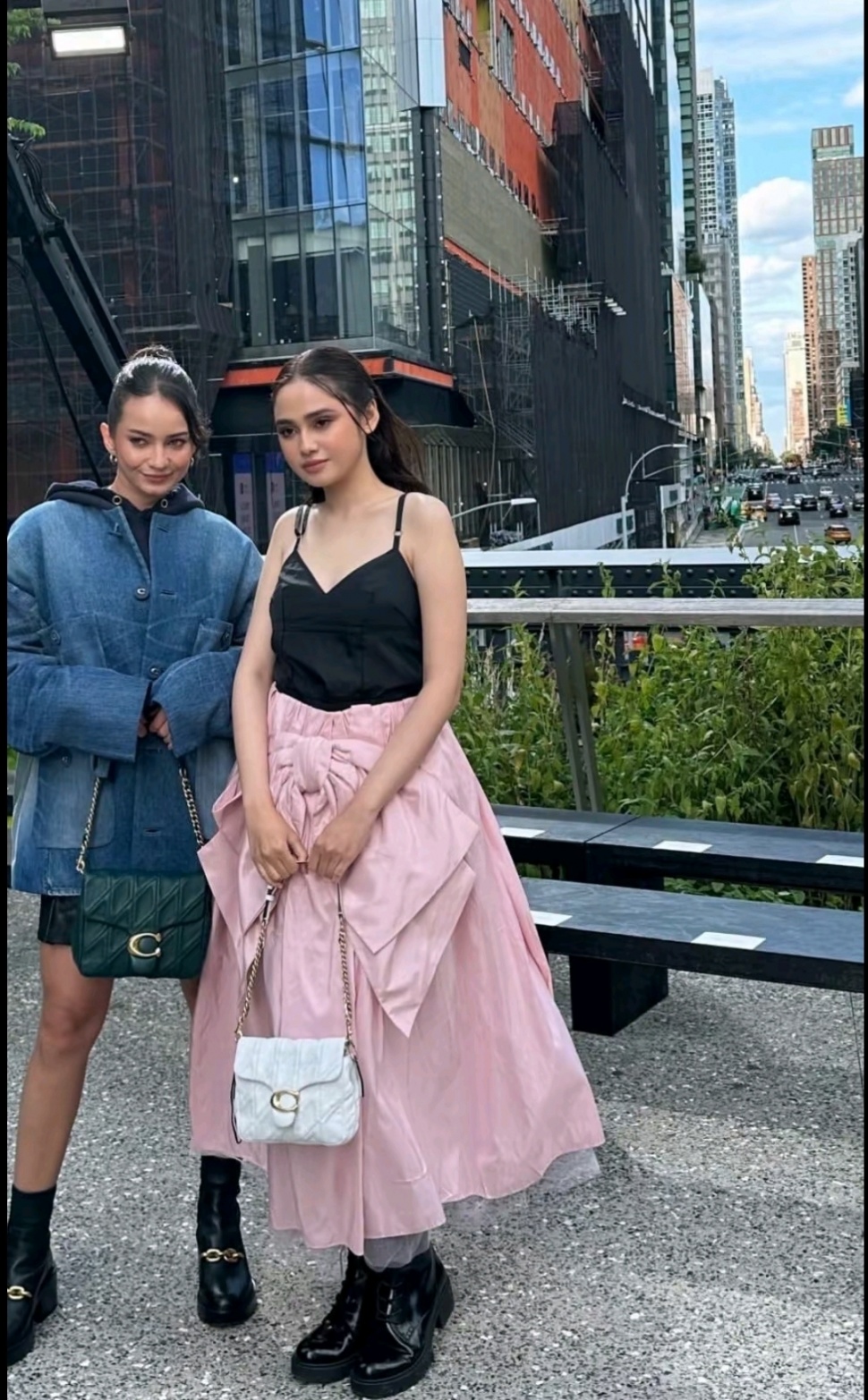 Enzy Storia dan Syifa Hadju Hadiri Fashion Show Coach (Instagram)