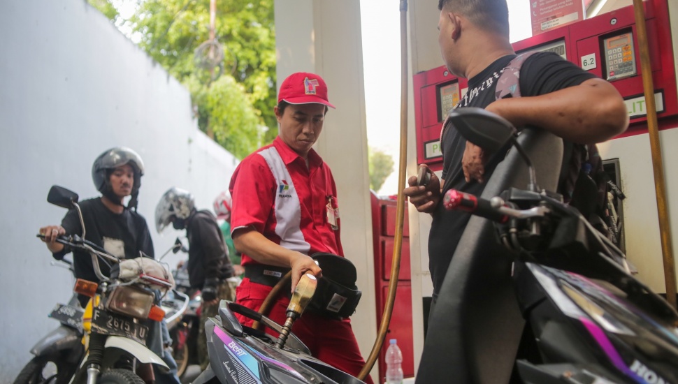Pengendara melakukan pengisian bahan bakar jenis Pertalite di SPBU Pertamina, Jakarta, Selasa (10/9/2024). [Suara.com/Alfian Winanto]