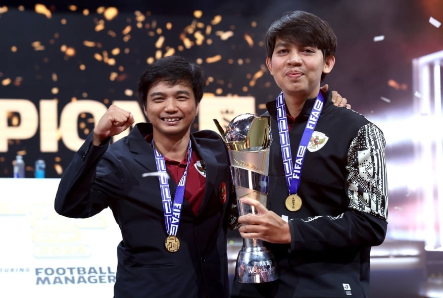 Ichsan Taufiq (manajer) dan Budi Muhamad Manar Hidayat (asisten manajer) jadi juara di Piala Dunia Football Manager 2024. (PSSI)