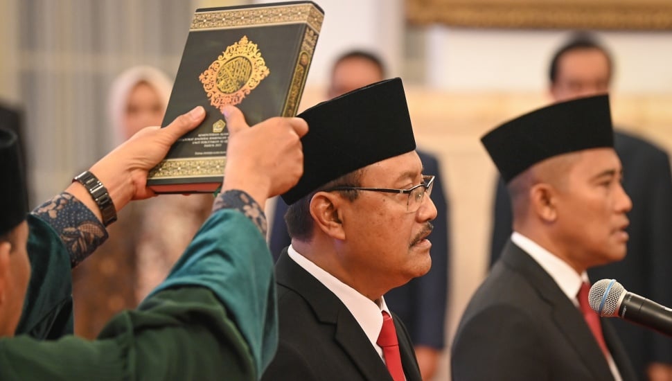 Saifullah Yusuf (kiri) dan Irjen Pol Eddy Hartono (kanan) mengucapkan sumpah jabatan saat dilantik menjadi Menteri Sosial dan Kepala Badan Nasional Penanggulangan Teroris (BNPT) oleh Presiden Joko Widodo di Istana Negara, Jakarta, Rabu (11/9/2024). [ANTARA FOTO/Sigid Kurniawan/app/foc]