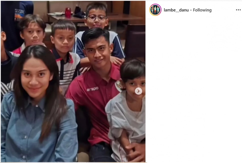 Pratama Arhan bersama Azizah Salsha dalam laga Indonesia vs Australia (Instagram/lambe_danu)