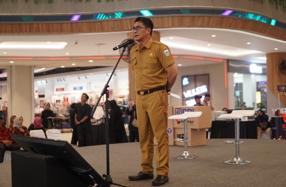 Kepala Dinas Koperasi dan UMKM Garut, Ridzky Ridznurdhin saat memberikan speech dalam Acara Pasar Lokal Suara UMKM Vol.4 di Atrium Utama Ciplaz Garut pada Selasa (10/9/2024). (Dok: Suara.com)