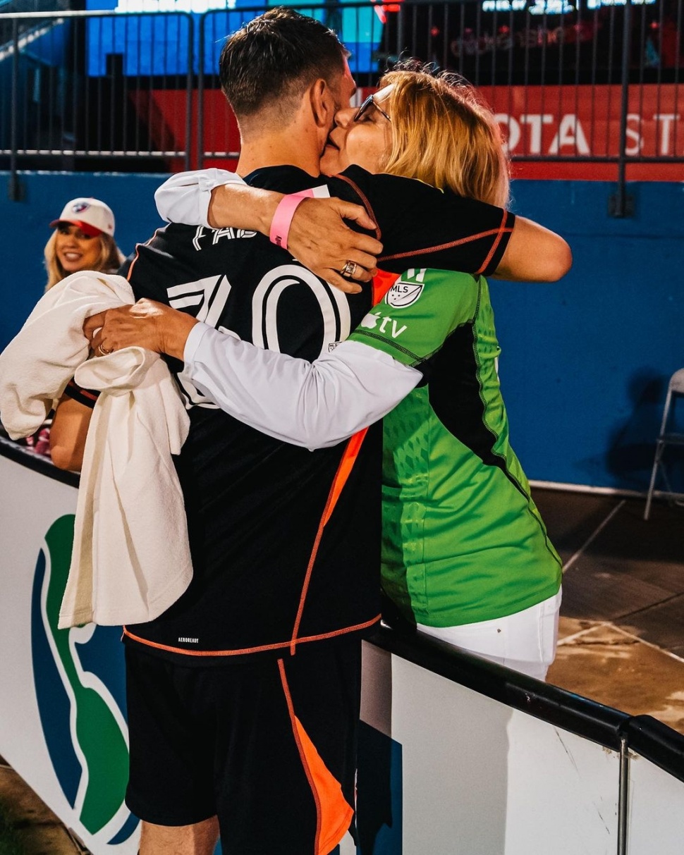 Maarten Paes bersama Esther Appels (rambut pirang dan panjang) (Instagram Maarten Paes)