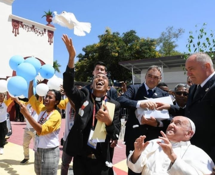 Sri Paus Fransiskus ikut menerbangkan merpati dalam pertemuan dengan kaum muda Katolik di Dili, Timor Leste [Instagram @franciscus, Pope Francis Official]