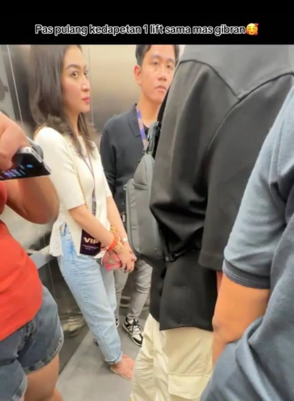 Postingan Yuanikarina yang Ngaku Satu Lift Bareng Gibran Rakabuming dan Selvi Ananda (TikTok)