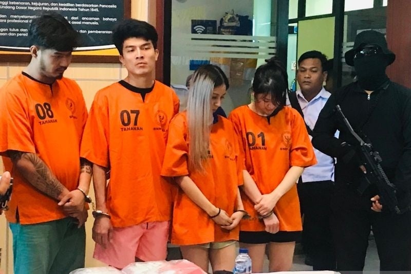 Badan Narkotika Nasional Provinsi Bali menunjukkan dua orang WNA asal Thailand dan dua WNI terlibat jaringan narkoba Thailand-Bali saat konferensi pers di Denpasar, Bali, Selasa (17/9/2024). ANTARA/Rolandus Nampu)