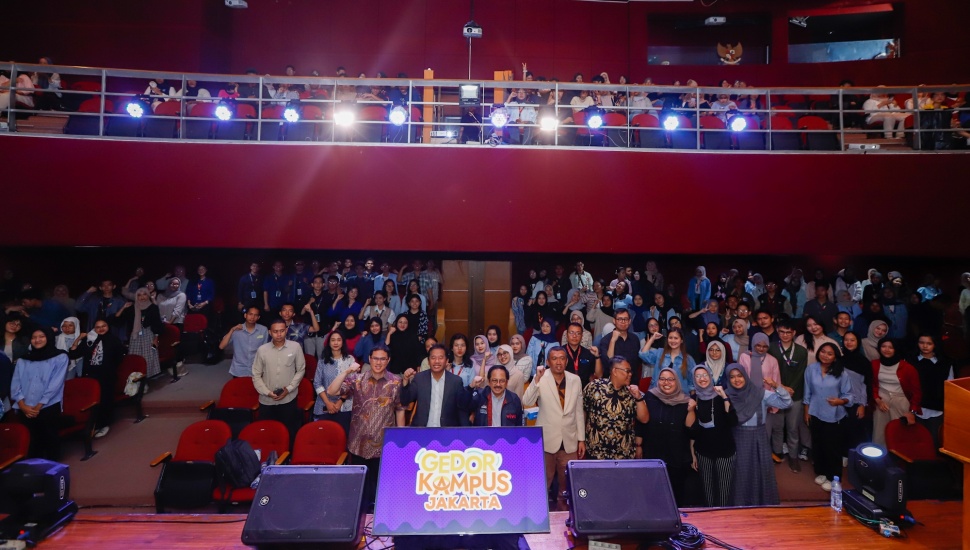 CEO Suara.com Suwarjono (tengah) dengan para narasumber dan peserta foto bersama saat acara Gedor Kampus Jakarta di Universitas Negeri Jakarta (UNJ), Selasa (17/9/2024). [Suara.com/Alfian Winanto]