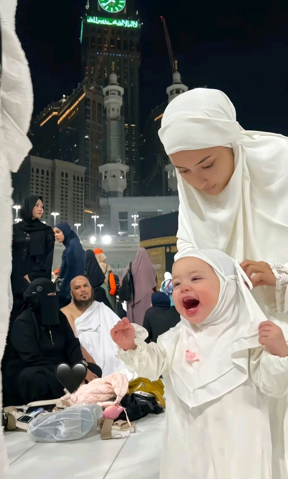 Jennifer Coppen dan Kamari Sky Wassink Saat Umrah (Instagram)