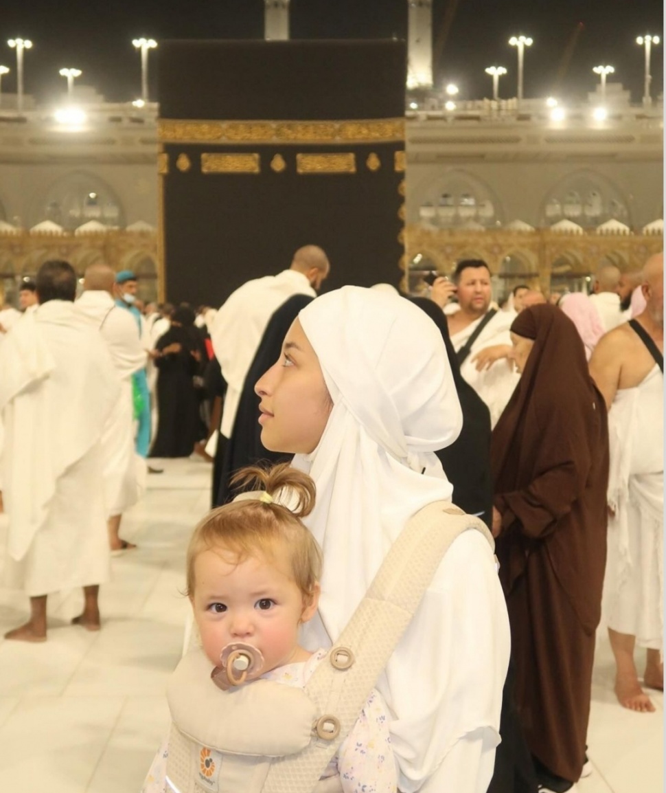 Potret Jennifer Coppen Umrah (Instagram)