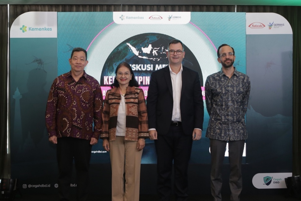 [Kiri-kanan]: dr. Budhy Widjojo, Head of Medical Affairs; Derek Wallace, President of Global Vaccine Business Unit; Dr. dr. Anggraini Alam, Sp.A(K), Ketua UKK Infeksi dan Penyakit Tropis; dan Andreas Gutknecht, Presiden Direktur; dalam acara Diskusi Media bertajuk “Kepemimpinan Indonesia dalam Pencegahan dan Penanggulangan DBD”.