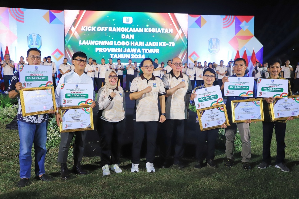 Penjabat (Pj) Gubernur Jawa Timur, Adhy Karyono menyerahkan penghargaan dan hadiah untuk para pemenang Sayembara Logo di acara Kickoff Rangkaian Hari Jadi ke-79 Provinsi Jawa Timur di Stadion Jenggolo Kabupaten Sidoarjo, Sabtu (21/9) malam. (Dok: Pemprov Jatim)