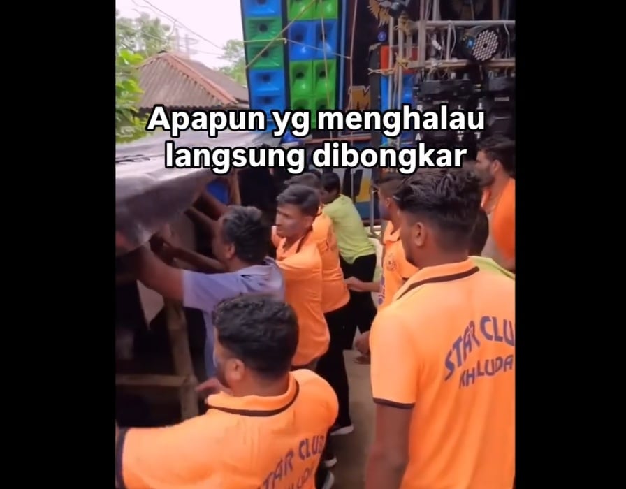 Orang India nampak membongkar bangunan yang menghalangi speaker raksasa. (Instagram)