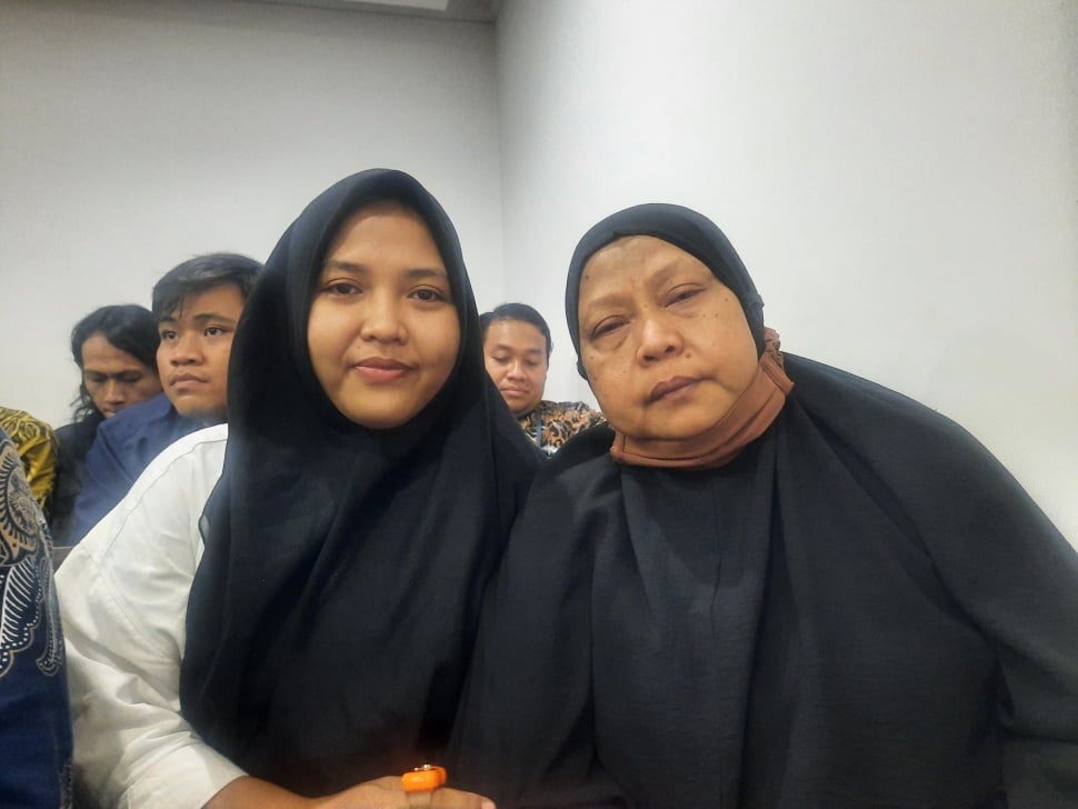 Septia (buruh perempuan korban dikriminalisasi UU ITE) bersama ibunya, Tini menjalang sidang di Pengadilan Negeri Jakarta Pusat, Kamis (19/9/2024). [Suara.com/Rosmanah Ningsih]