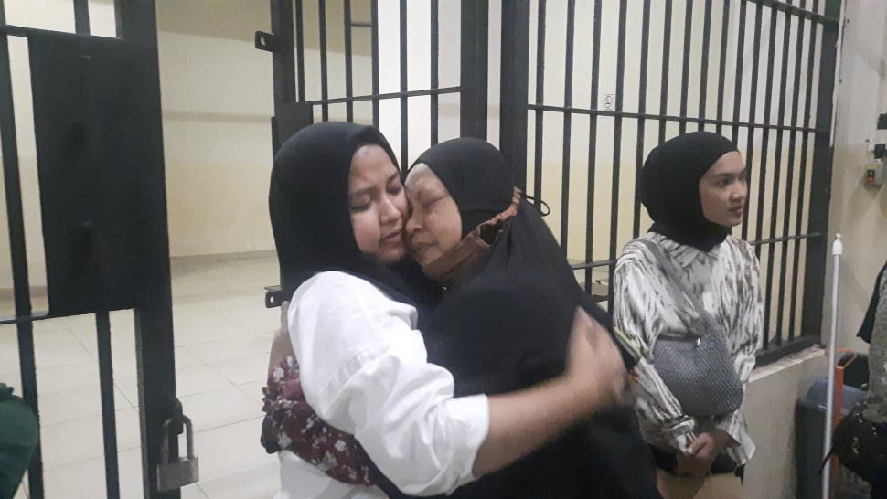 Septia (buruh perempuan korban dikriminalisasi UU ITE) bersama ibunya, Tini menjalang sidang di Pengadilan Negeri Jakarta Pusat, Kamis (19/9/2024). [Suara.com/Rosmanah Ningsih]