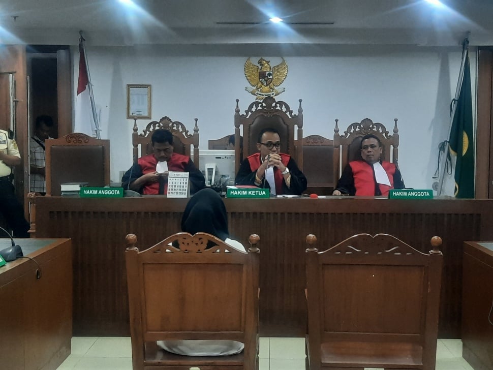 Septia Dwi Pertiwi, buruh perempuan saat bersidang perkara dugaan pencemaran nama baik di Pengadilan Negeri Jakarta Pusat, Kamis (19/9/2024). [Suara.com/Rosmanah Ningsih]