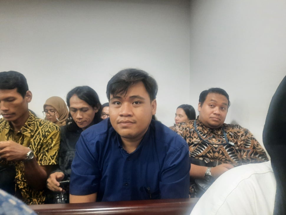 Asep, calon suami Septia (buruh perempuan yang dikriminalisasi pakai UU ITE) menunggu sidang pembacaan putusan permohonan penangguhan penahanan Septia di Pengadilan Negeri Jakarta Pusat, Kamis (19/9/2024). [Suara.com/Rosmanah Ningsih]