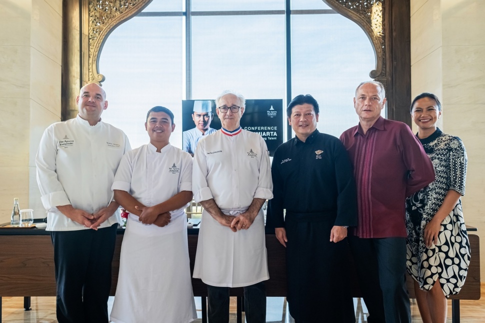 I Kadek Sumiarta saat konferensi pers secara daring bersama Vincent Guironnet (General Manager di The Apurva Kempinski Bali) dan  Yoann Mathy (Executive Chef di The Apurva Kempinski Bali), September 2024. (Foto: Istimewa)