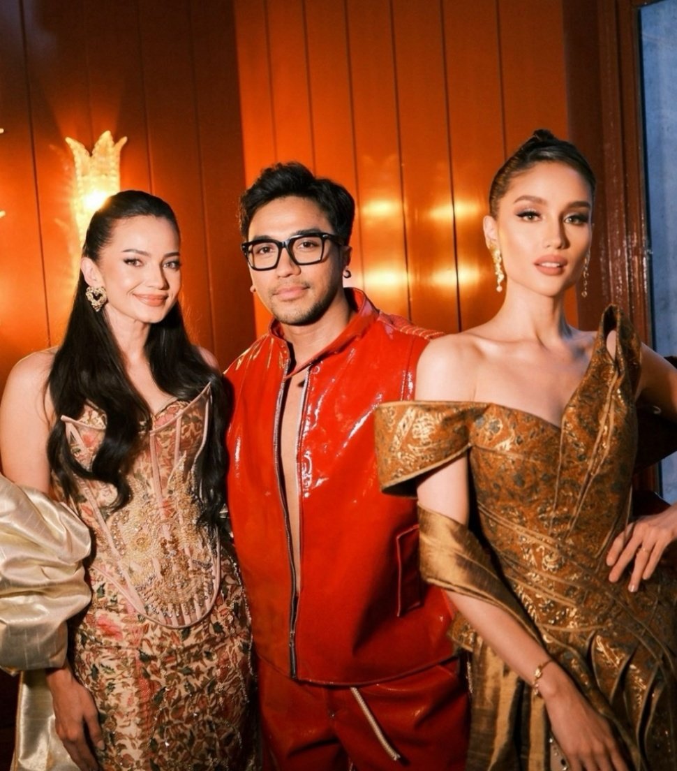 Enzy Storia dan Cinta Laura Kenakan Batik di Paris Fashion Week (Instagram)