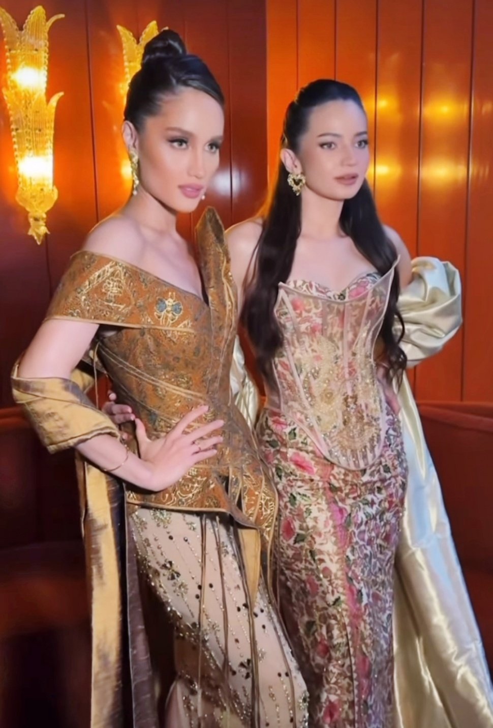 Enzy Storia dan Cinta Laura Kenakan Batik di Paris Fashion Week (Instagram)