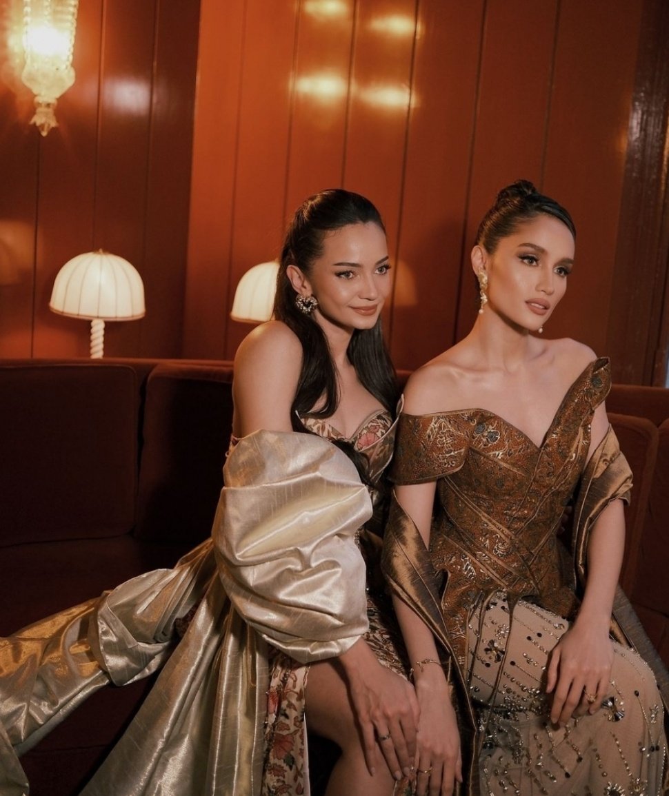 Enzy Storia dan Cinta Laura Kenakan Batik di Paris Fashion Week (Instagram)