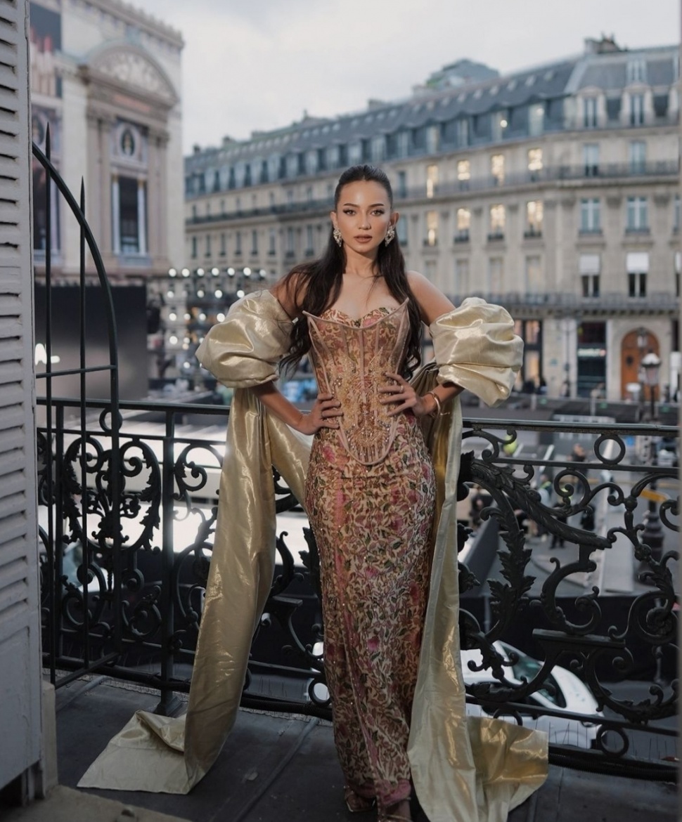 Enzy Storia Kenakan Batik di Paris Fashion Week (Instagram)