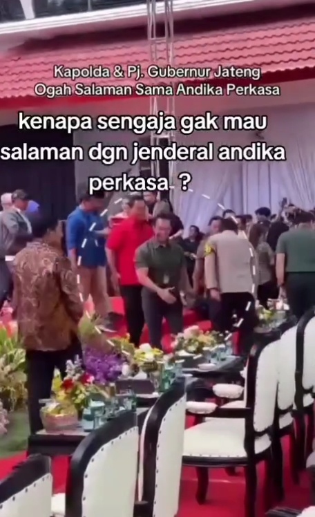 Tangkapan layar Andika Perkasa saat ditolak bersalaman. [Instagram/@su4ramerd3ka]