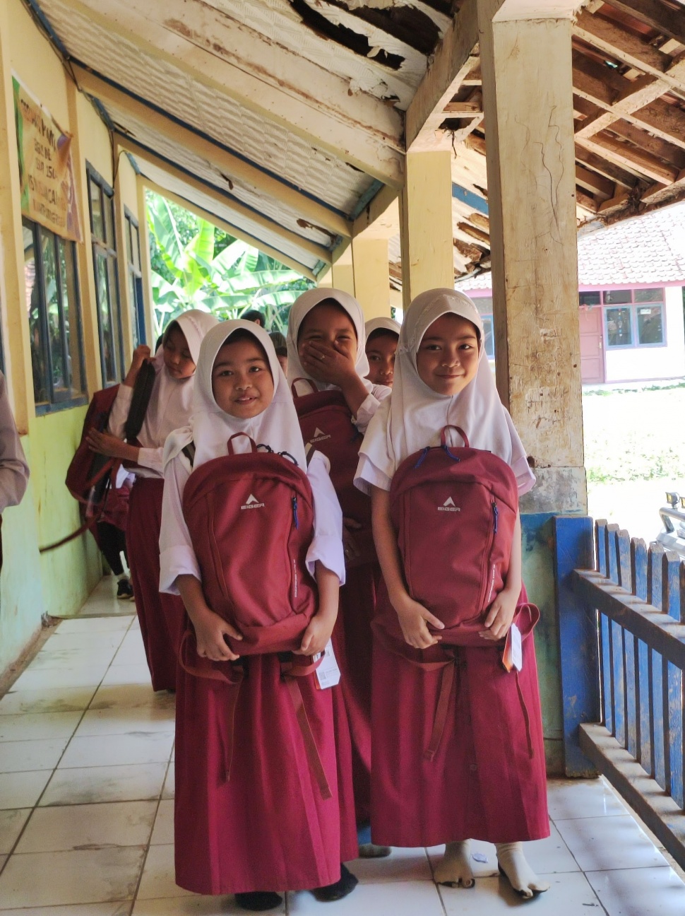 Ada Kiriman Tas EIGER untuk Siswa Sekolah Terpencil di Puncak Pegunungan Jawa Barat. (Dok: Eiger)