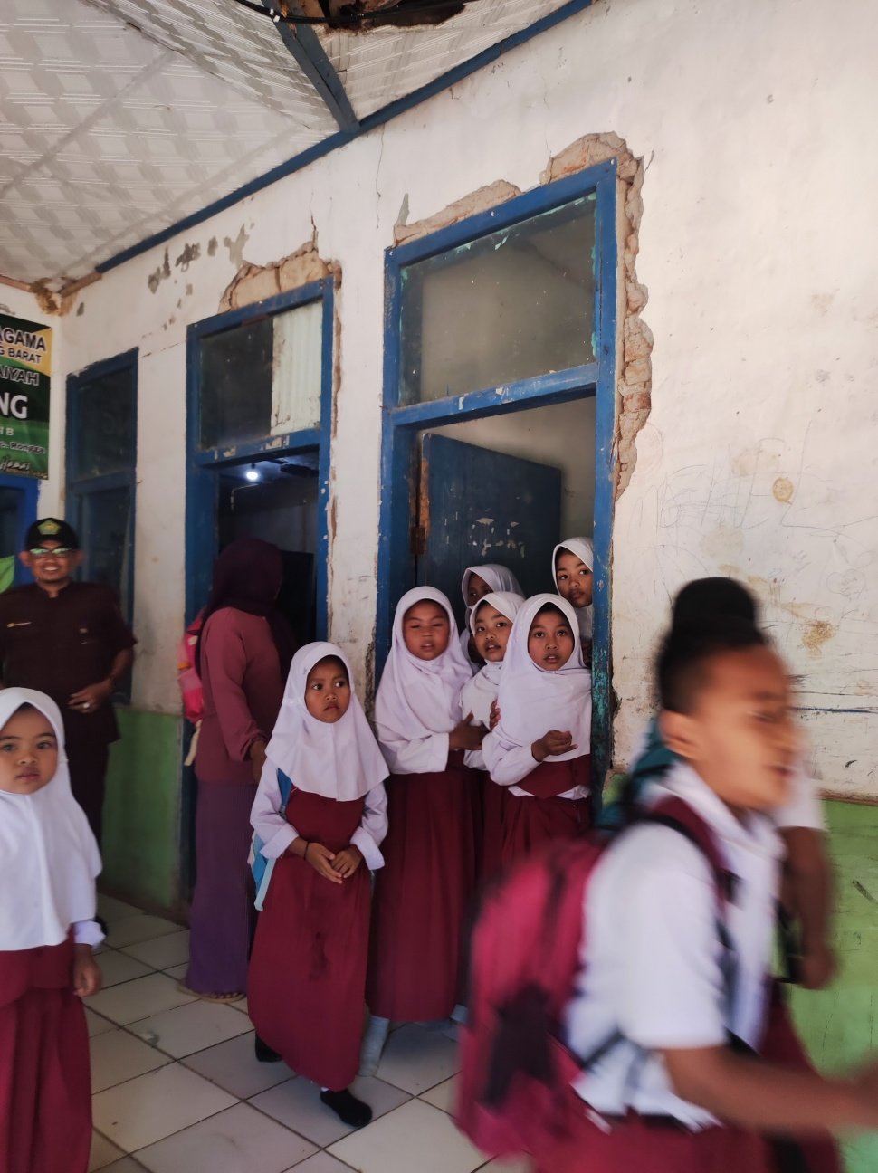 Ada Kiriman Tas EIGER untuk Siswa Sekolah Terpencil di Puncak Pegunungan Jawa Barat. (Dok: Eiger)