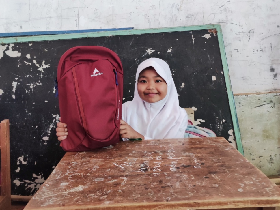 Ada Kiriman Tas EIGER untuk Siswa Sekolah Terpencil di Puncak Pegunungan Jawa Barat. (Dok: Eiger)