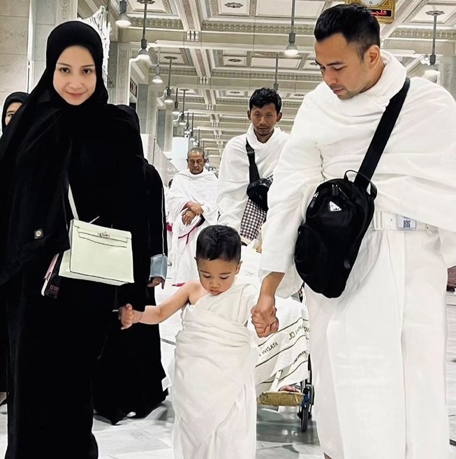 Tas Raffi Ahmad saat umrah. (Instagram/janamadinahwisata)