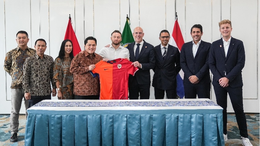 Ketua Umum PSSI, Erick Thohir dan tiga perwakilan dari KNVB dalam penandatanganan nota kesepahaman kerja sama antara sepak bola Indonesia dan Belanda di Jakarta, Rabu (25/9/2024). (Tangkapan layar official website PSSI/PSSI.org)