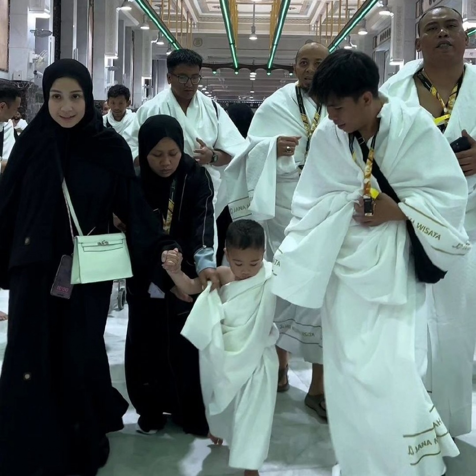 Tas Nagita Slavina saat umrah. (Instagram/janamadinahwisata)