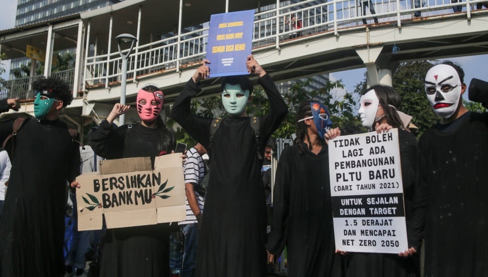Aktivis lingkungan melakukan aksi di Jalan Sudirman, Jakarta, Jumat (27/9/2024). [Suara.com/Alfian Winanto]