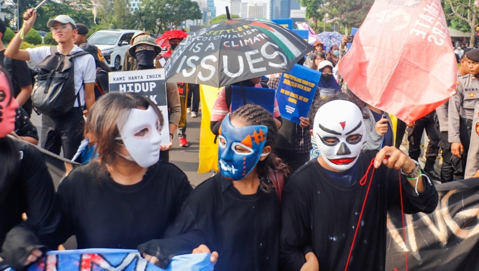 Aktivis lingkungan melakukan aksi di Jalan Sudirman, Jakarta, Jumat (27/9/2024). [Suara.com/Alfian Winanto]