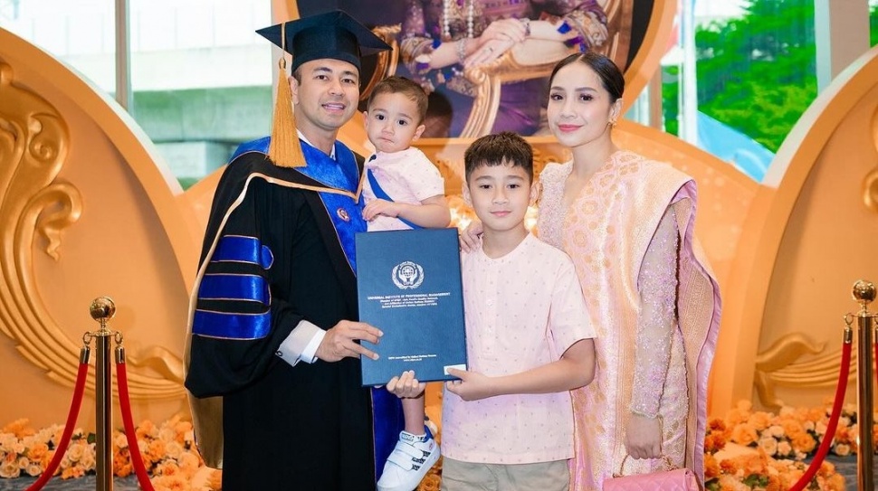 Raffi Ahmad diberi gelar Honoris Causa dari Kampus Thailand. (Instagram/raffinagita1717)