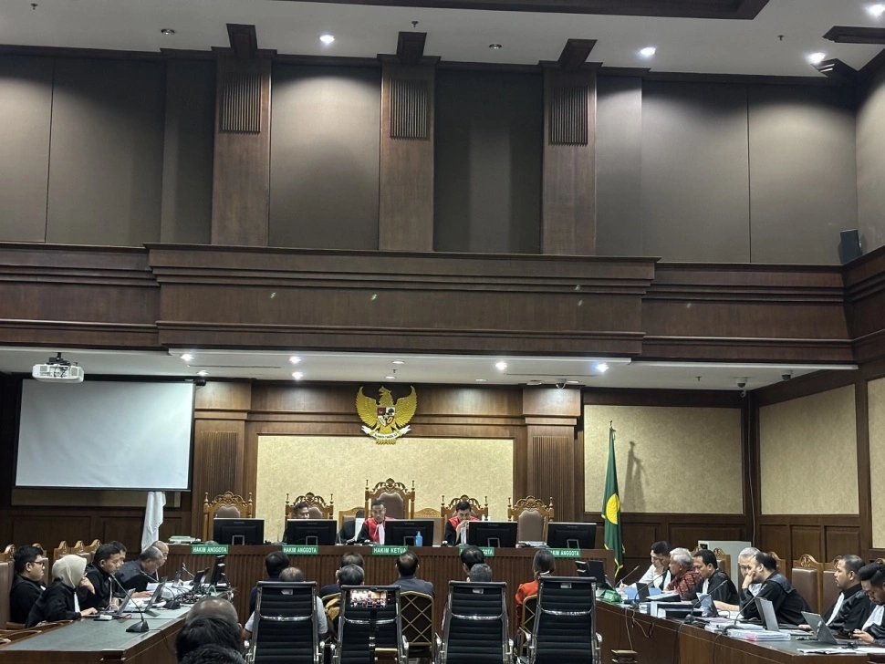 Saksi sedang memberikan kesaksian di kursi panel pemeriksaan dalam ruang sidang pengadilan tipikor di hadapan jaksa