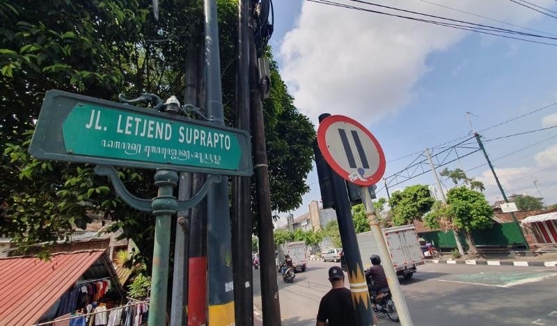 Plang kawasan Jalan Letjen Suprapto yang disebut sebagai penyangga kawasan Sumbu Filosofi. Jalur ini menjadi ruas alternatif bagi pengendara ketika melintas di dekat Sumbu Filosofi, Selasa (1/10/2024). [Suarajogja.id/Hiskia Andika Weadcaksana]