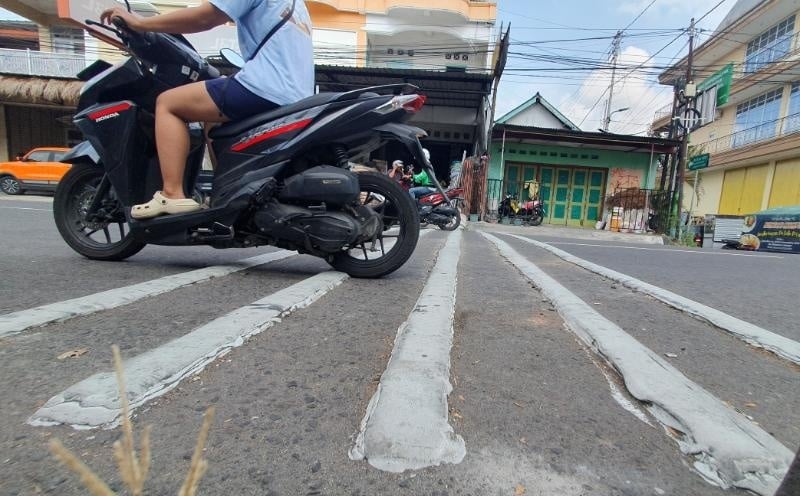 Penampakan pita penggaduh atau polisi tidur di Jalan Letjen Suprapto, Selasa (1/10/2024). [Suarajogja.id/Hiskia Andika Weadcaksana]