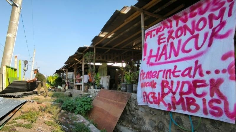 warga membongkar rumahnya di Bong Suwung setelah sepakat digusur dan diberikan kompensasi oleh PT KAI, Sabtu (28/9/2024). [Kontributor/Putu Ayu Palupi]