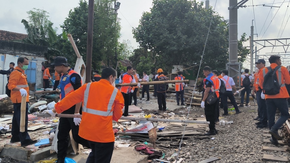 Petugas membongkar bangunan Bong Suwung di Stasiun Yogyakarta, Kamis (3/10/2024). [Kontributor Suarajogja.id/Putu]