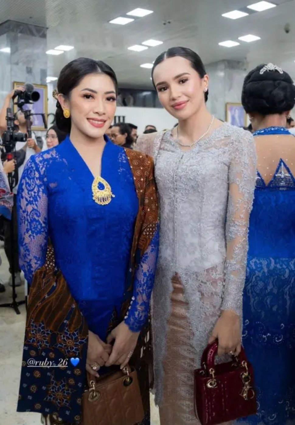 Aliya Rajasa dan Beby Tsabina Tenteng Tas Mewah Dior (Instagram)