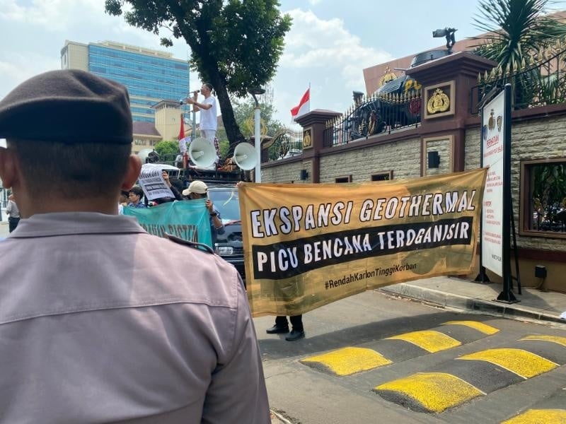 Koalisi Masyarakat Peduli Poco Leok menggelar aksi di depan Mabes Polri, Jakarta. (Suara.com/Faqih)