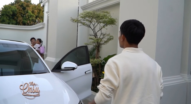 Betrand Peto dapat mobil dari Ruben Onsu (YouTube)