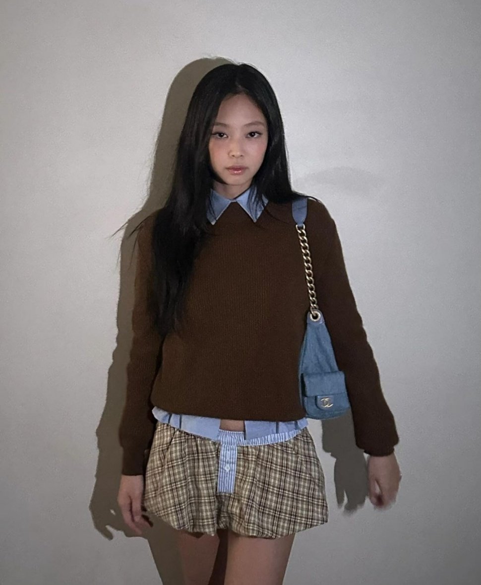 Inspirasi Gaya Preppy Ala Jennie BLACKPINK (Instagram)