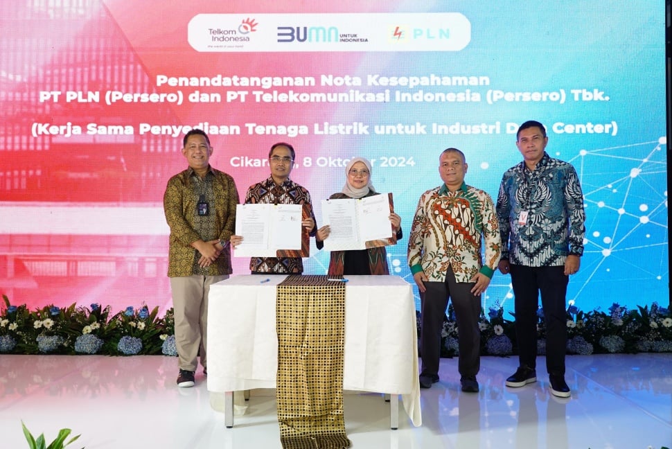 (Kiri ke Kanan) Direktur Wholesale and International Service Telkom Bogi Witjaksono, Direktur Group Business Development Telkom Honesti Basyir, Direktur Retail dan Niaga PLN Edi Srimulyanti, EVP Penjualan dan Pelayanan Pelanggan Enterprise PLN Nayusrizal, dan CEO NeutraDC Andreuw Th.A.F pada acara penandatanganan nota kesepahaman antara PT Telkom Indonesia (Persero) dan PT PLN (Persero) untuk Kerja Sama Penyediaan Tenaga Listrik untuk Industri Data Center yang berlangsung pada Selasa, (8/10). (Dok: Telkom)